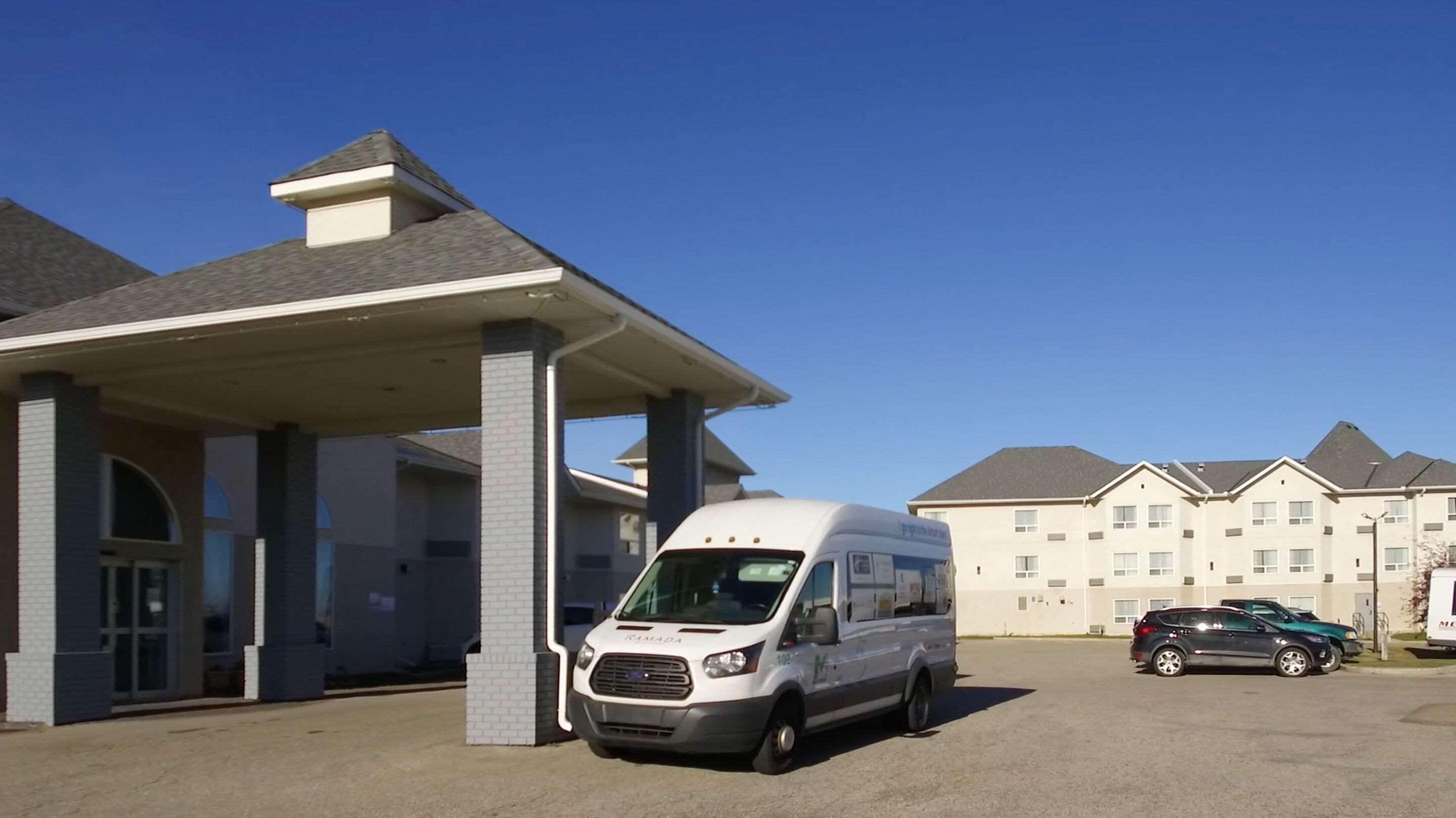 Quality Inn & Suites Edmonton International Airport Leduc Exterior photo